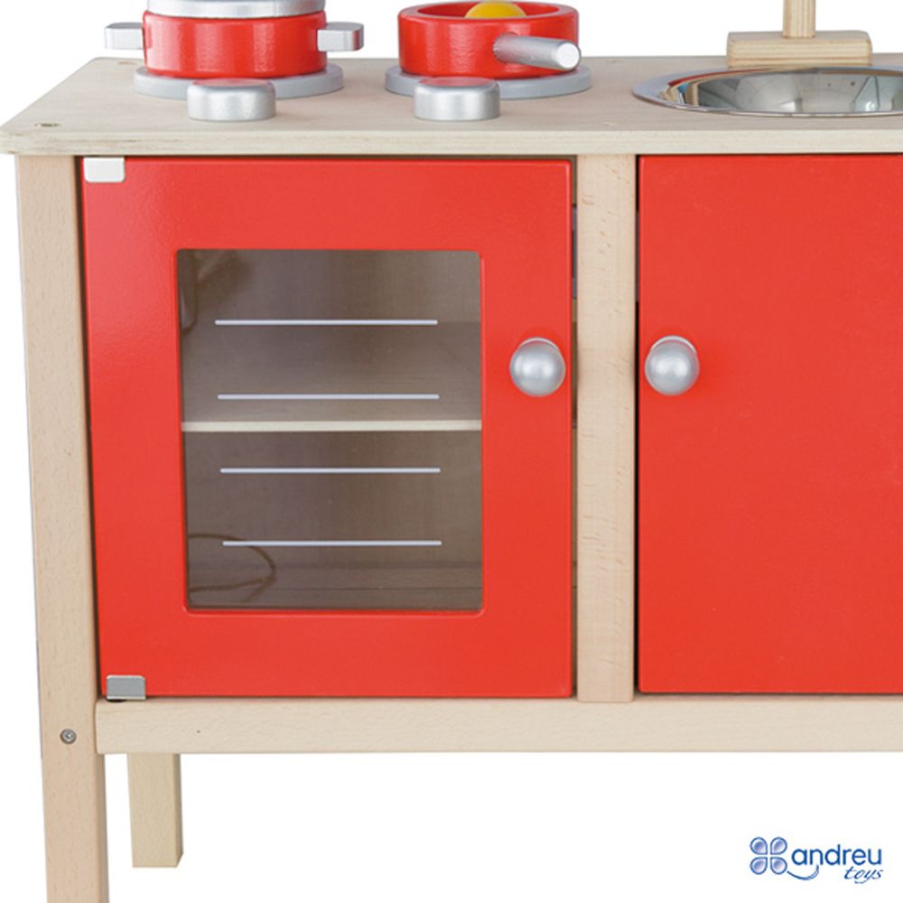 Голяма червена кухня с аксесоари