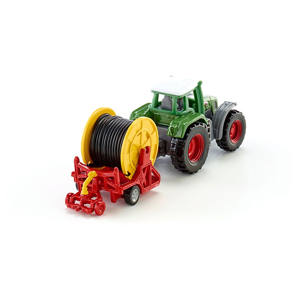 Трактор с макара и маркуч за напояване