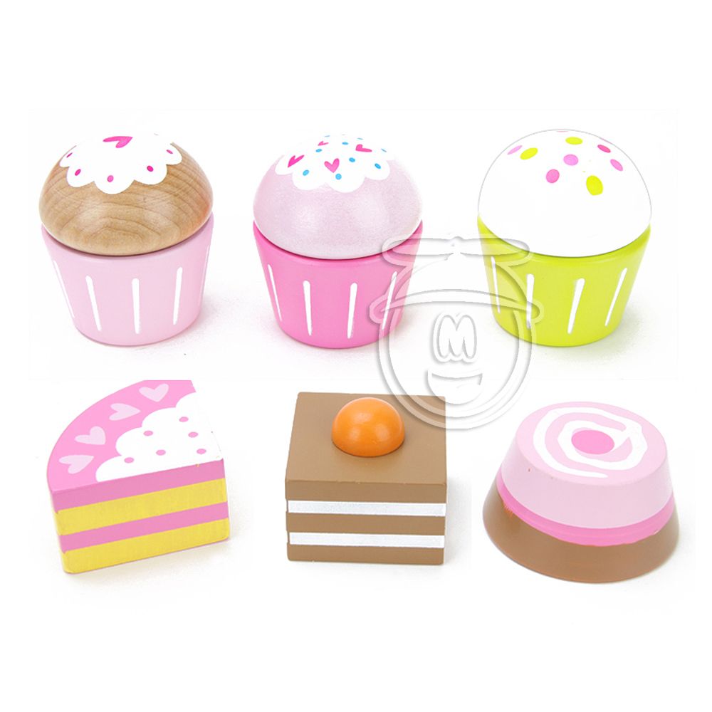 Дървен поднос с торти и мъфини