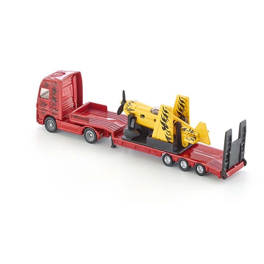 Тир влекач с платформа натоварена със самолет