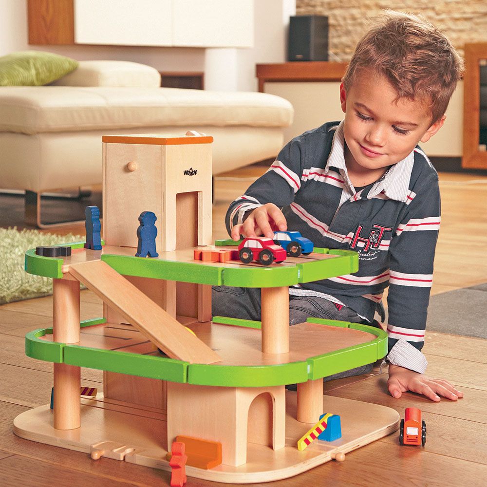 Дървен гараж с аксесоари