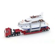 Влекач MAN с ниска платформа натоварен с яхта