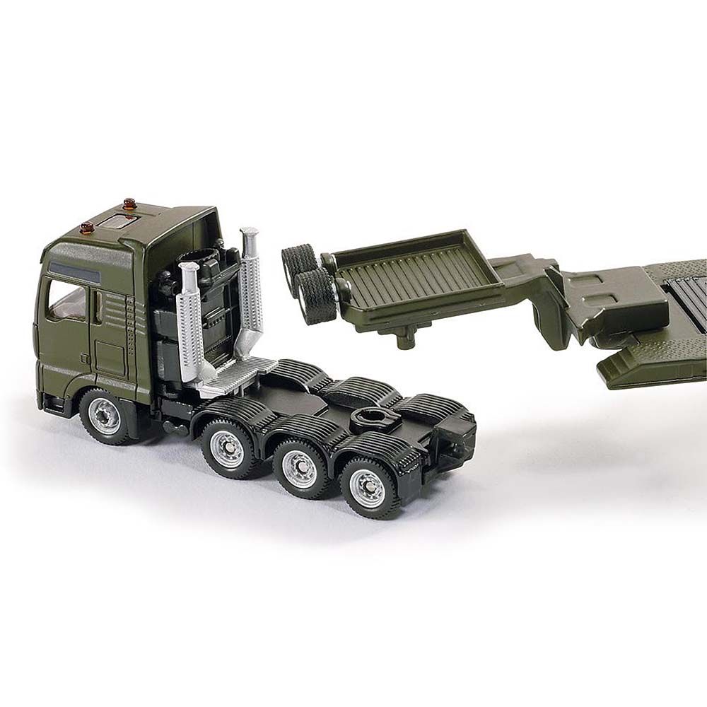 Тир влекач натоварен с танк