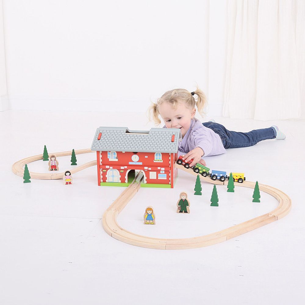 Дървено влакче с релси в куфарче-къщичка