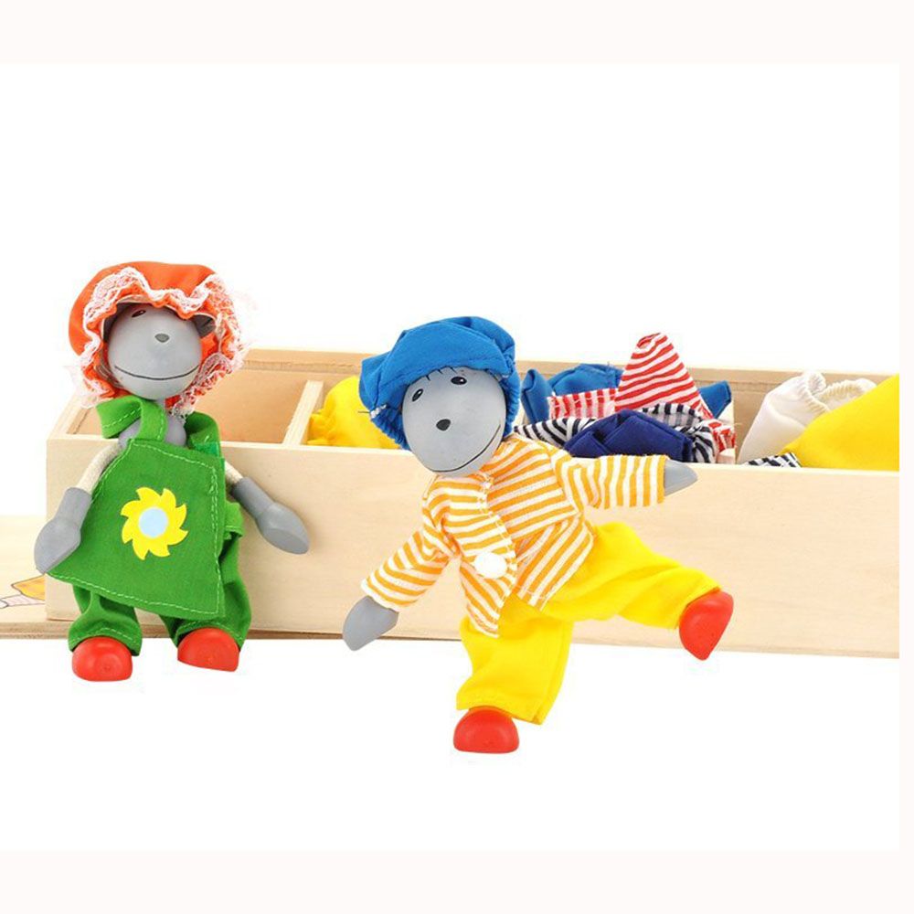 Мишки в кутия с дрехи