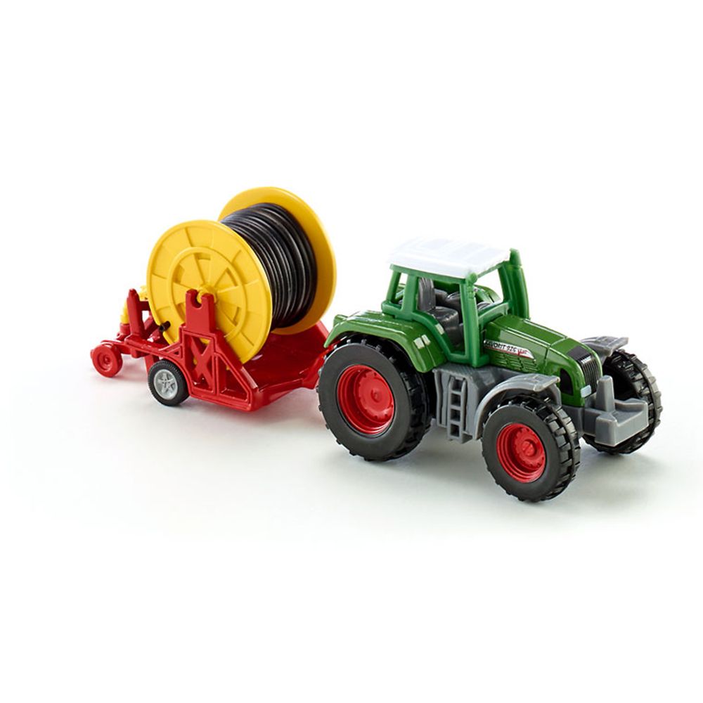 Трактор с макара и маркуч за напояване