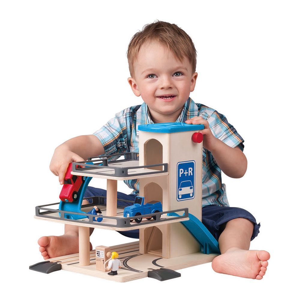 Дървен паркинг с асансьор