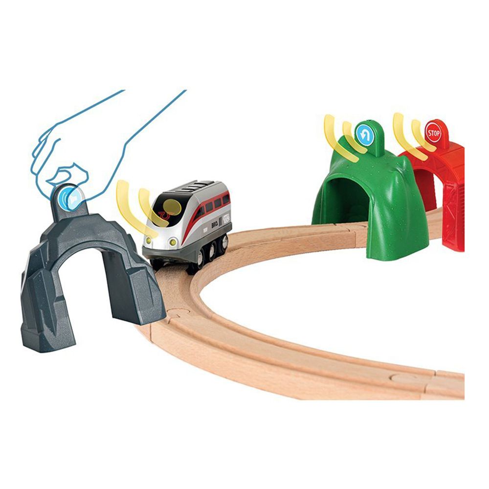 Смарт влак с гара и три тунела