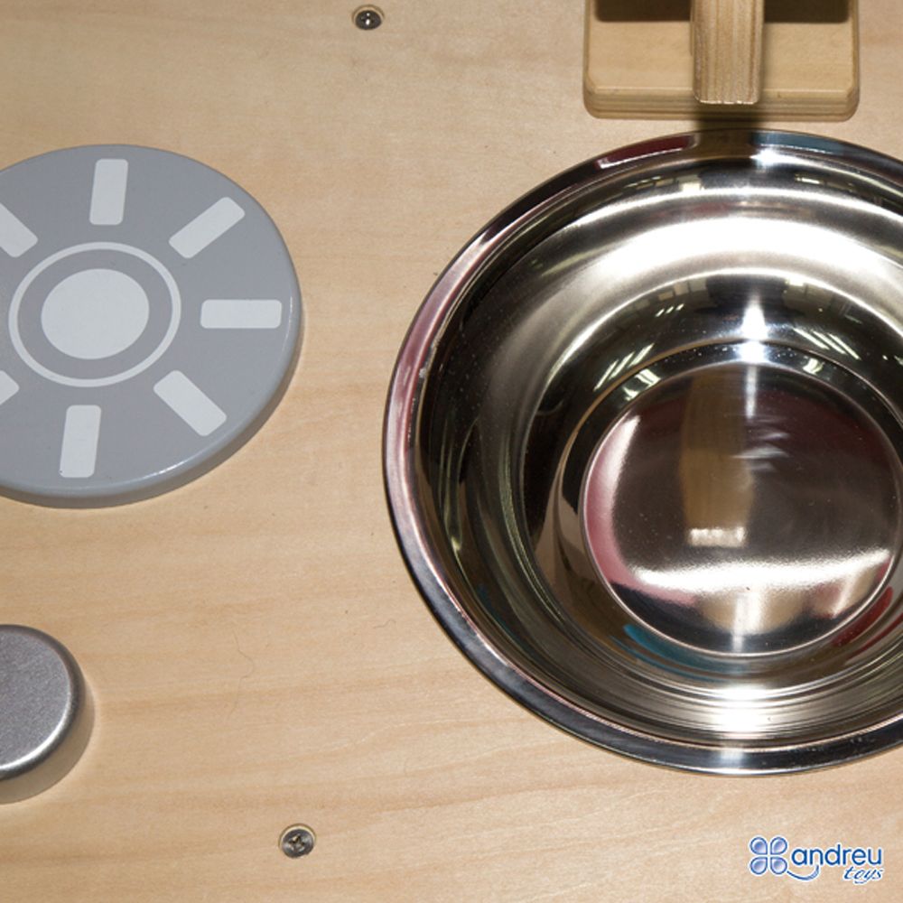 Голяма червена кухня с аксесоари