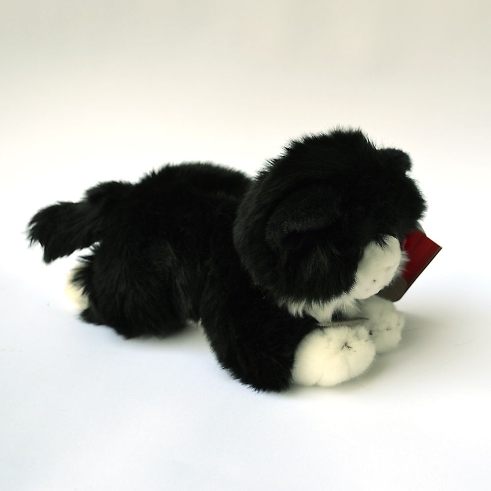 Плюшено легнало коте