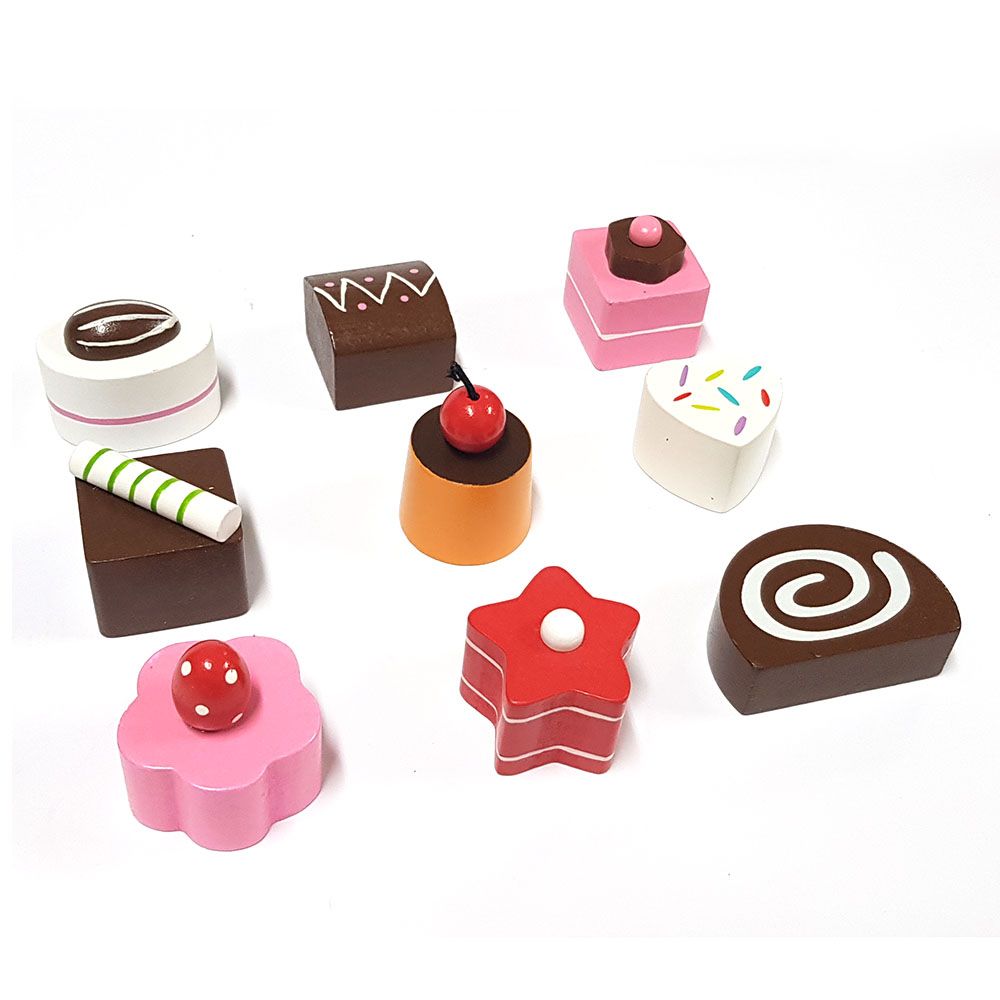 Дървен поднос на два етажа с торти и мъфини