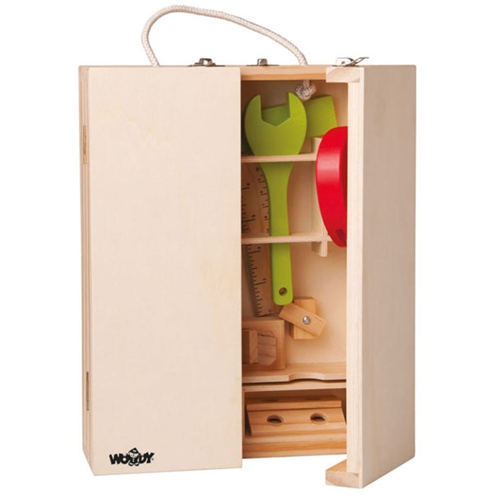 Инструменти в дървена кутия