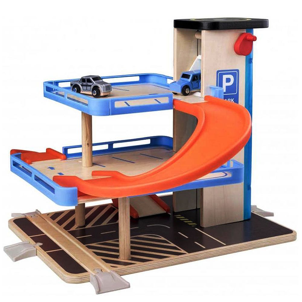 Дървен паркинг с асансьор и две колички