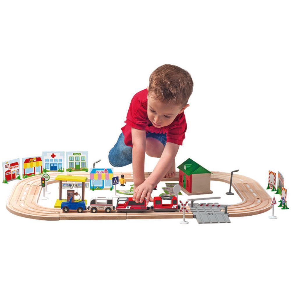 Дървен влак с релси и локомотив с батерия, Град