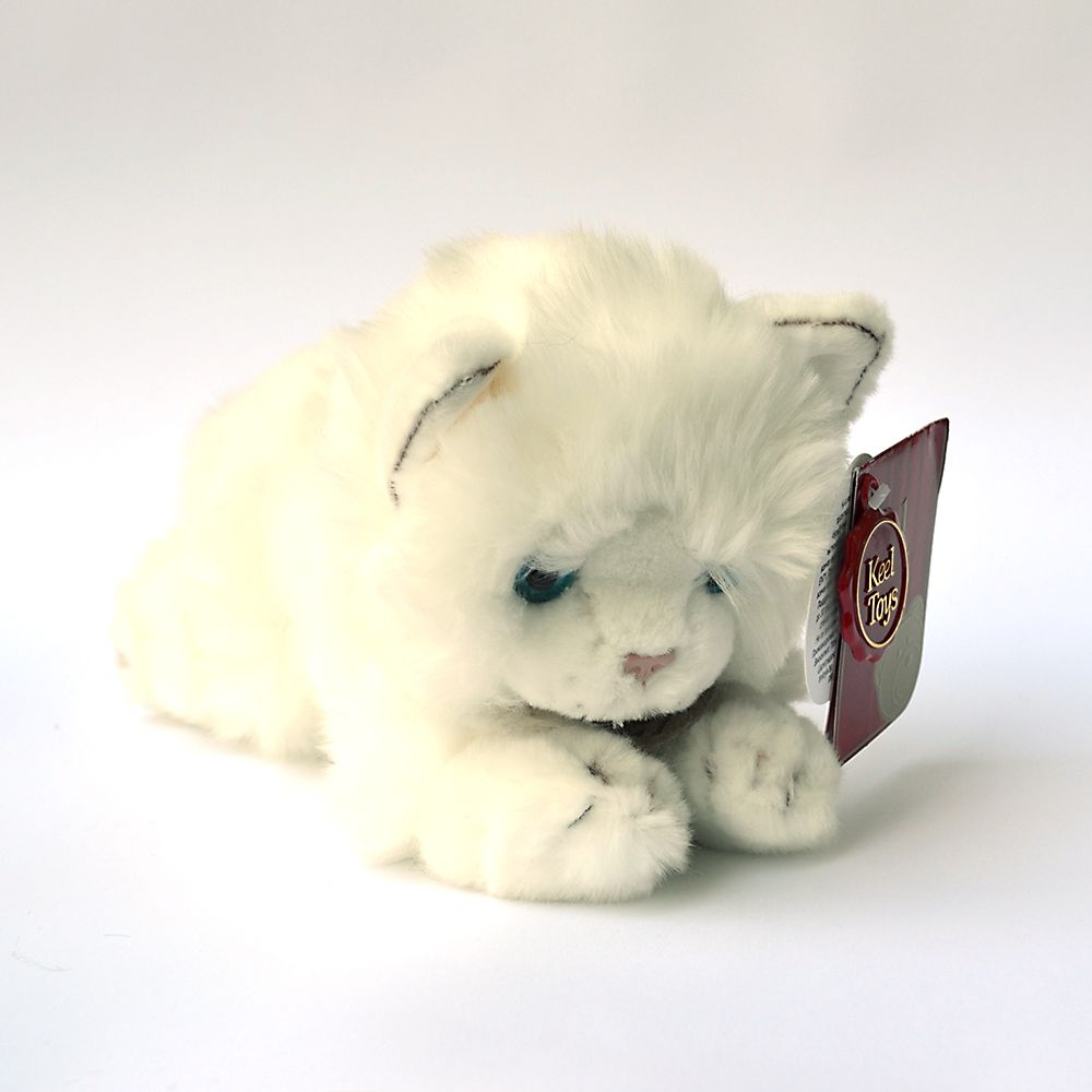 Плюшено легнало коте