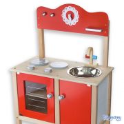 Голяма червена кухня с аксесоари