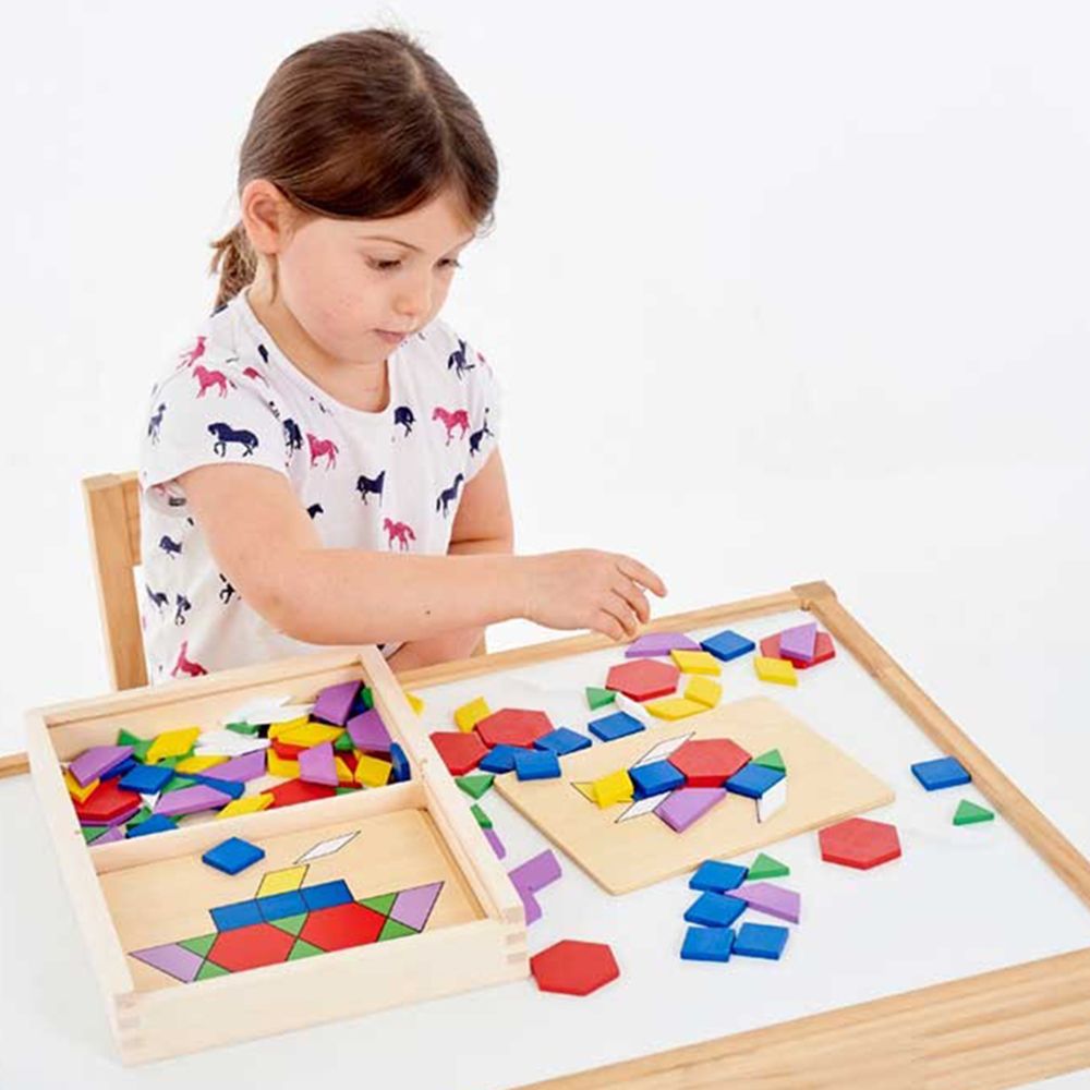 Дървена мозайка с шаблони в кутия