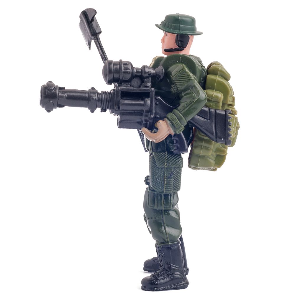 Войник с брадва и пистолет