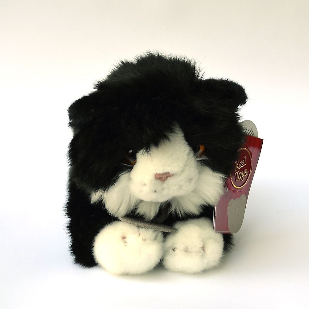 Плюшено легнало коте