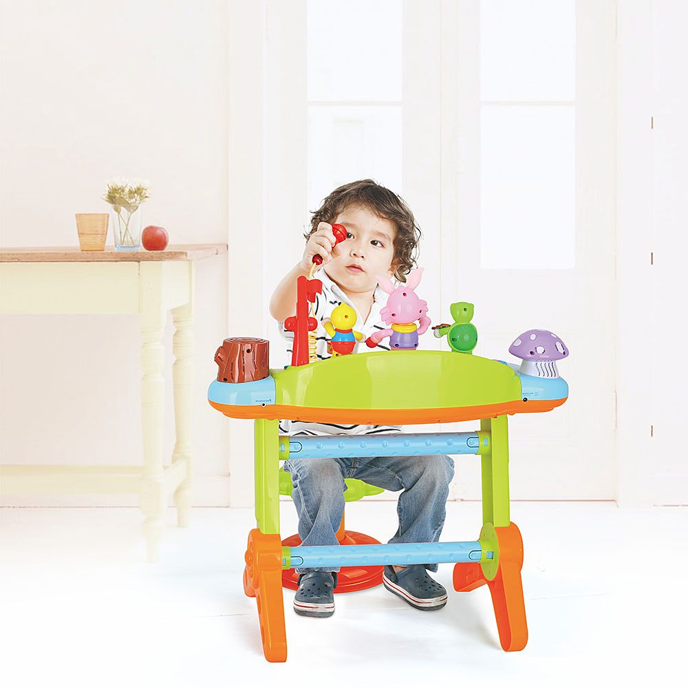 Пиано на стойка, със столче и микрофон