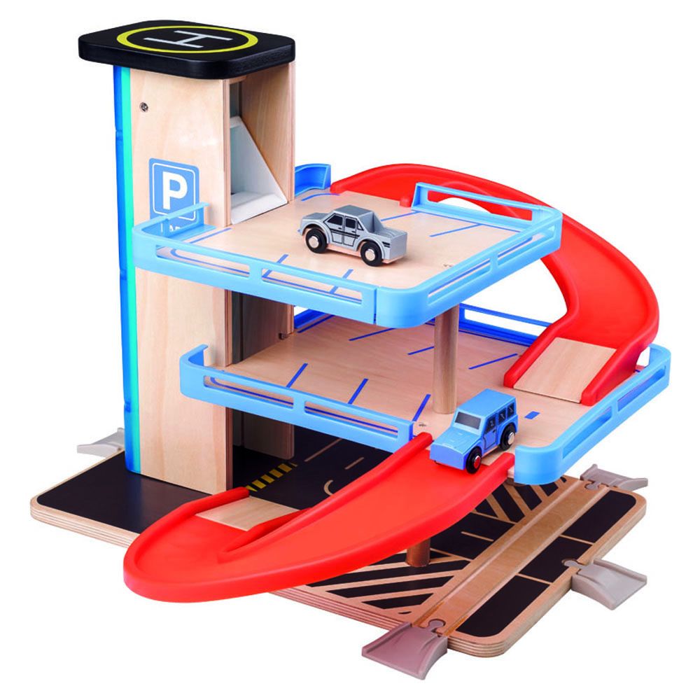 Woodyland, Дървен паркинг с асансьор и две колички