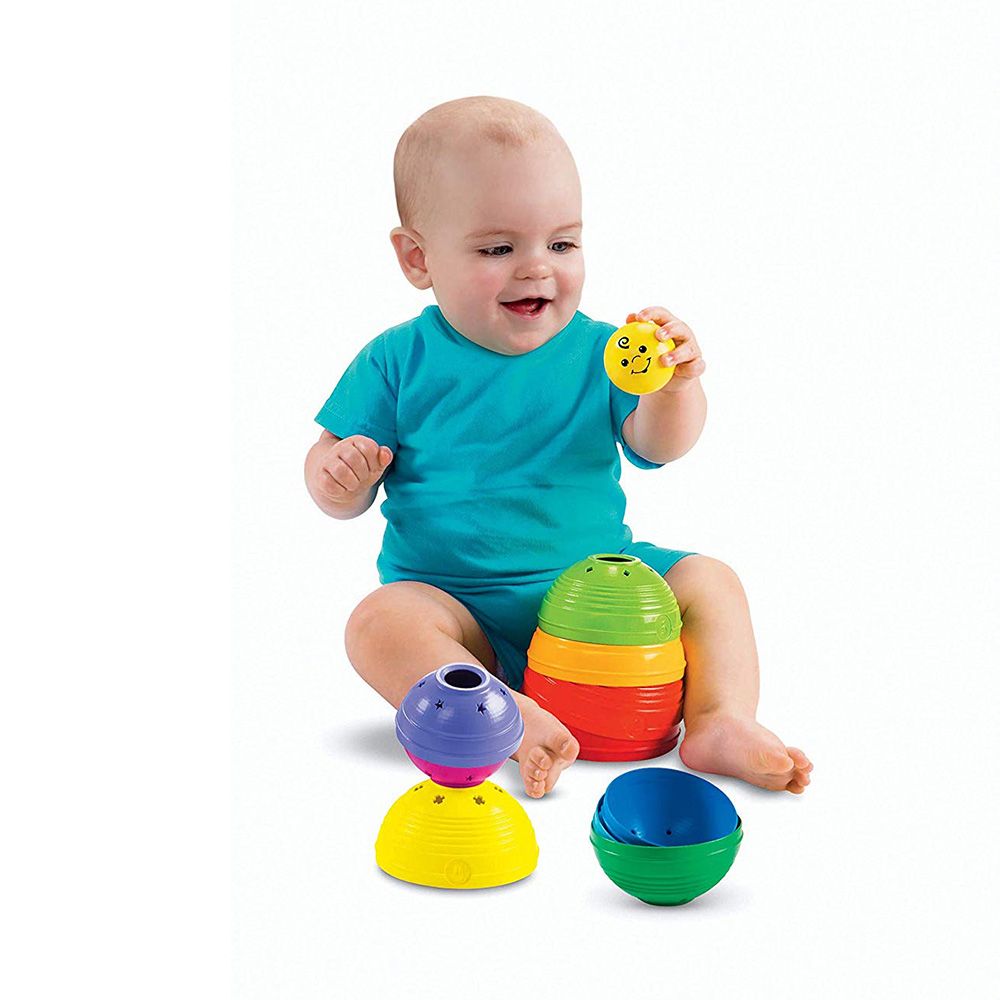 Пирамида от цветни чашки