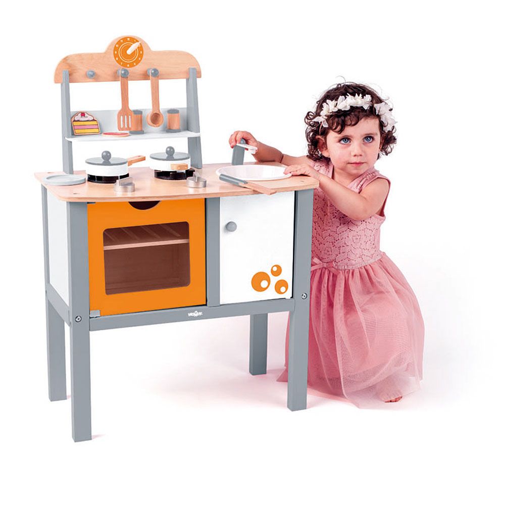 Дървена кухня с аксесоари