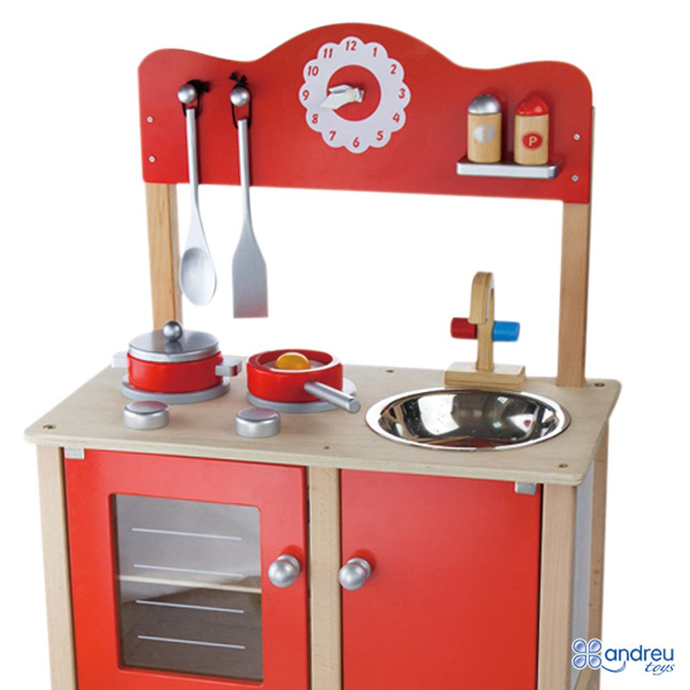 Голяма червена кухня с аксесоари