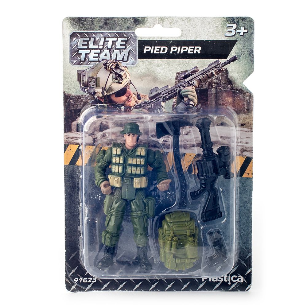 Войник с брадва и пистолет