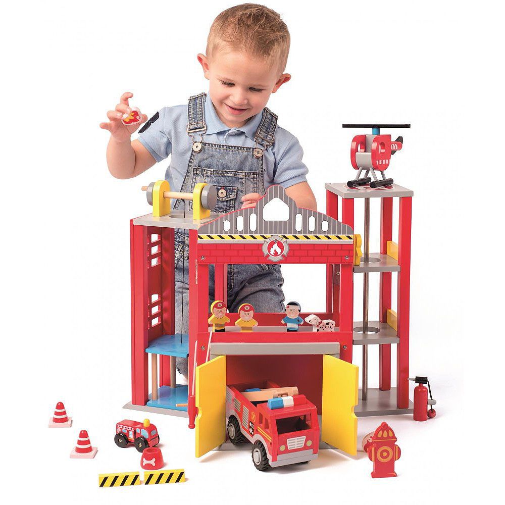 Дървенa пожарна станция с камиони и хеликоптер