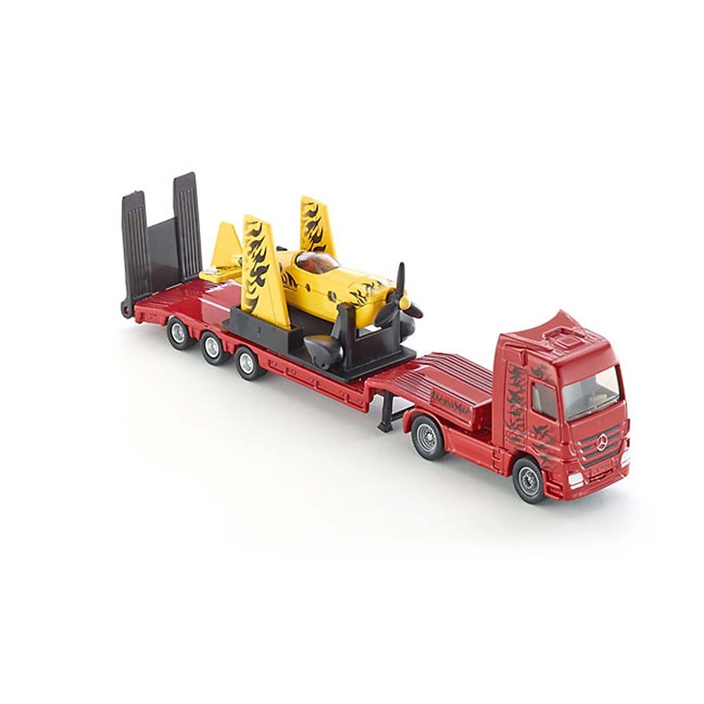 Тир влекач с платформа натоварена със самолет