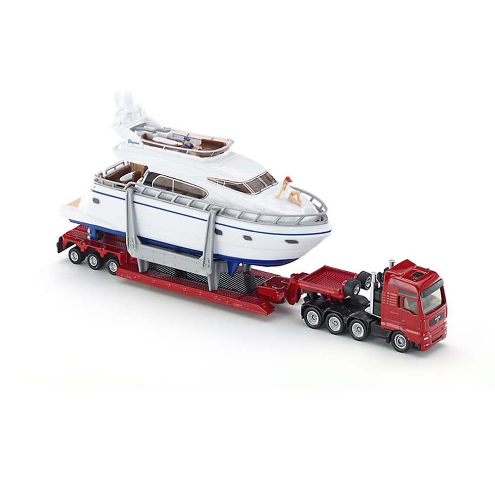 Влекач MAN с ниска платформа натоварен с яхта