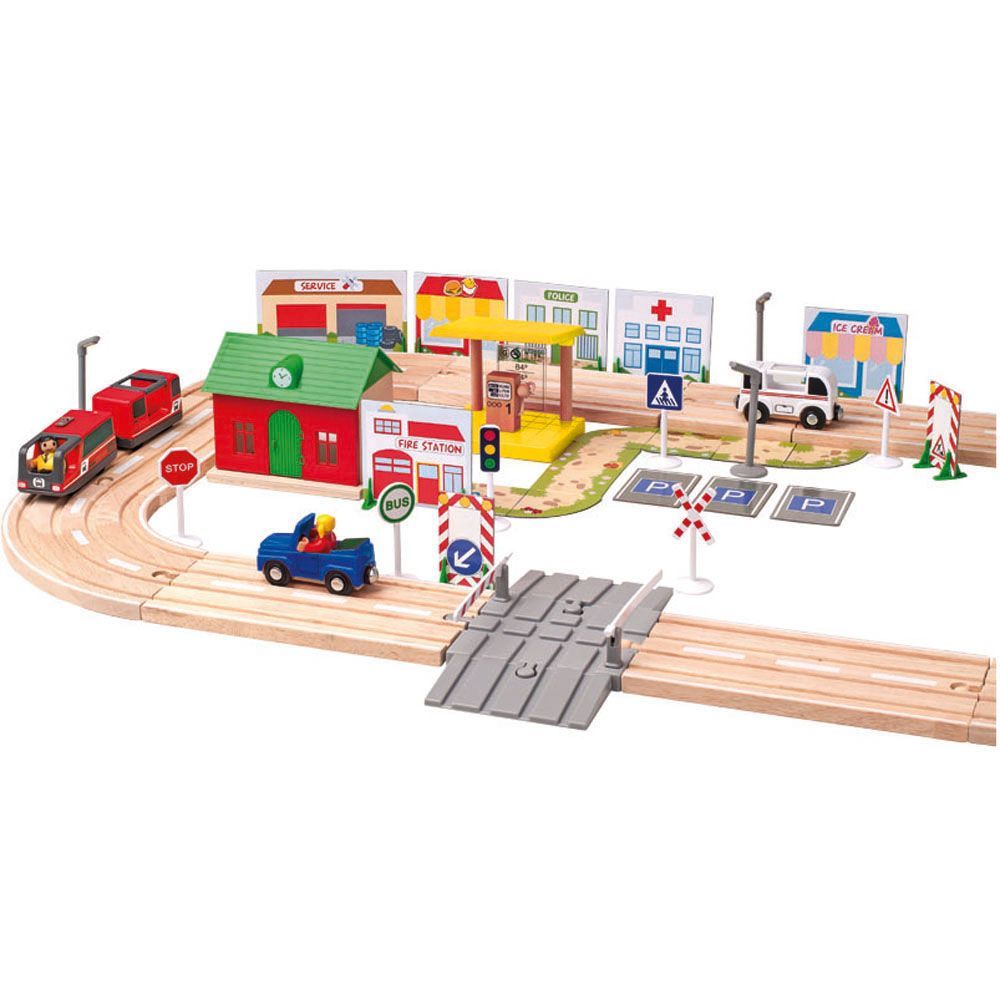 Дървен влак с релси и локомотив с батерия, Град